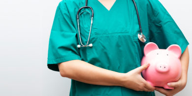 Doctor sosteniendo una alcancía