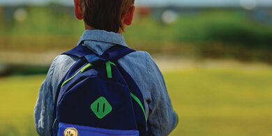 Niño con mochila.