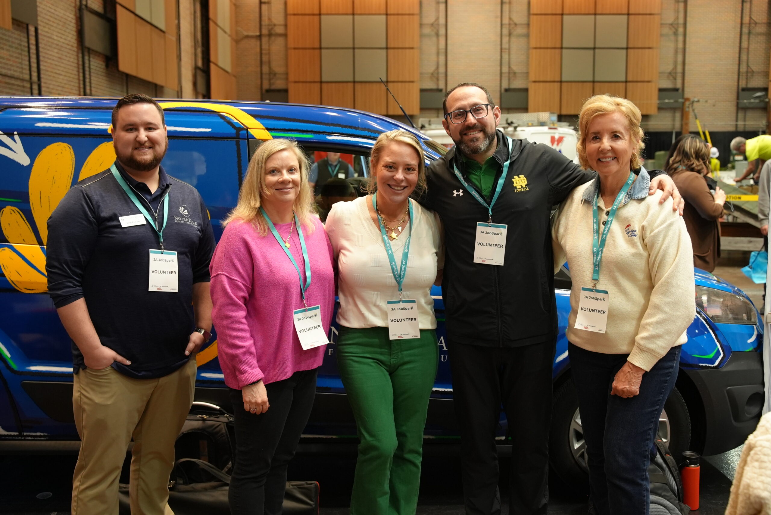 Notre Dame FCU equipo delante de la furgoneta en el evento