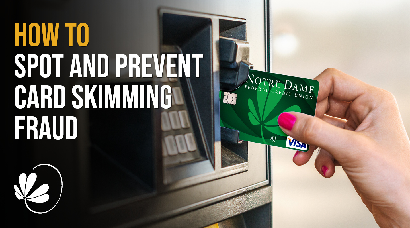 Imagen de una mano insertando su Notre Dame FCU Irish Rewards Introduzca la tarjeta en un lector de tarjetas con el siguiente texto: Cómo detectar y prevenir el fraude de clonación de tarjetas.
